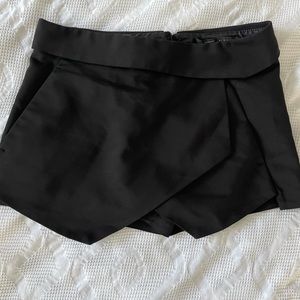 Black skort